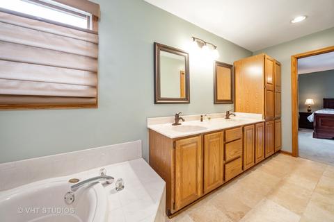 1131 Warwick Cir N, Hoffman Estates, IL 60169 photo 19