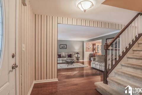 150 Exeter Ct, Roselle, IL 60172 photo 2