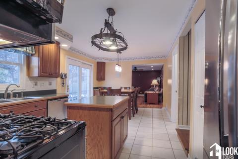 150 Exeter Ct, Roselle, IL 60172 photo 9