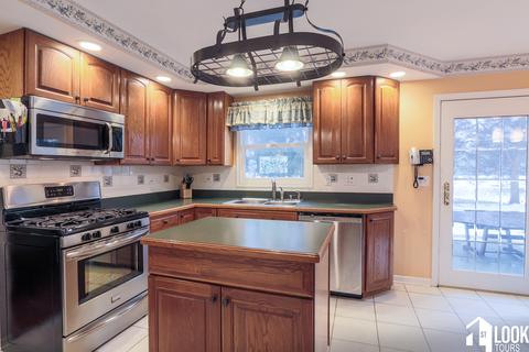 150 Exeter Ct, Roselle, IL 60172 photo 10
