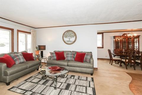585 Geronimo St, Hoffman Estates, IL 60169 photo 4