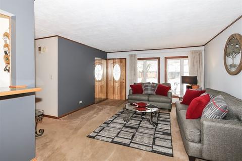 585 Geronimo St, Hoffman Estates, IL 60169 photo 3