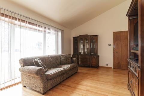706 N Pine St, Mount Prospect, IL 60056 photo 2
