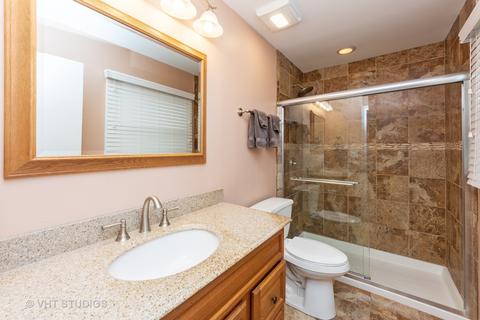1900 Plainfield Dr, Des Plaines, IL 60018 photo 10
