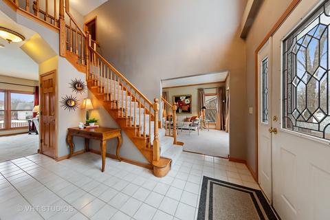 1825 Kelley Dr, Hoffman Estates, IL 60192 photo 2