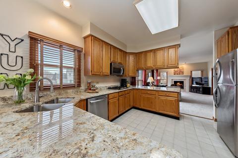 1825 Kelley Dr, Hoffman Estates, IL 60192 photo 4