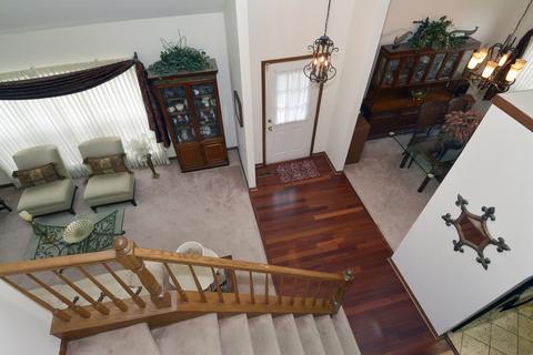 1438 Diamond Dr, Hoffman Estates, IL 60192 photo 2