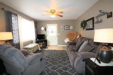 918 E Macon St, Clinton, IL 61727 photo 3