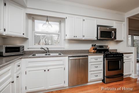 1597 Surrey Dr, Wheaton, IL 60189 photo 4