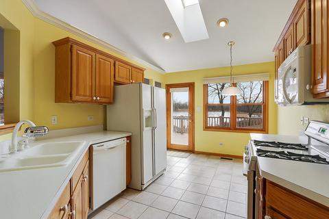 203 Hillcrest Ln, Steger, IL 60475 photo 9