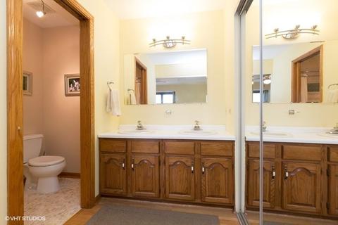 165 Forestview Dr, Elgin, IL 60120 photo 9