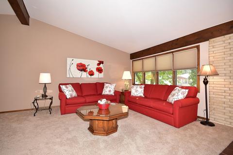 233 S Circle Dr, Addison, IL 60101 photo 3