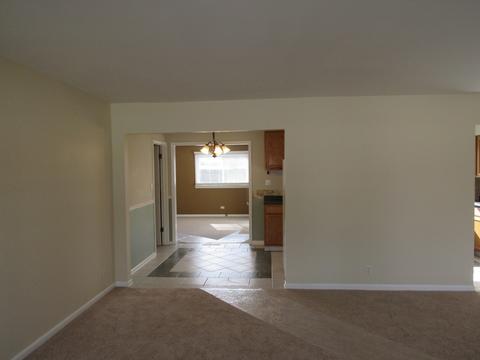 35 Circle Drive East Dr, Montgomery, IL 60538 photo 2