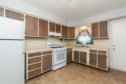 1716 Maple Ln, Elgin, IL 60123 photo 4