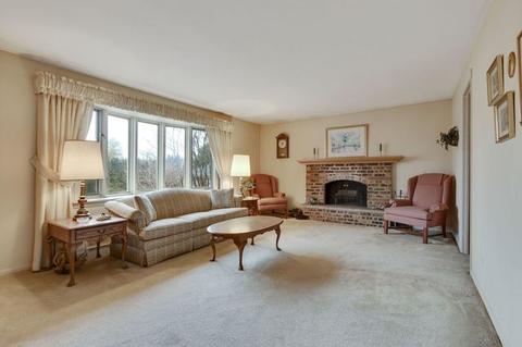 610 Howard Ct, East Dundee, IL 60118 photo 2