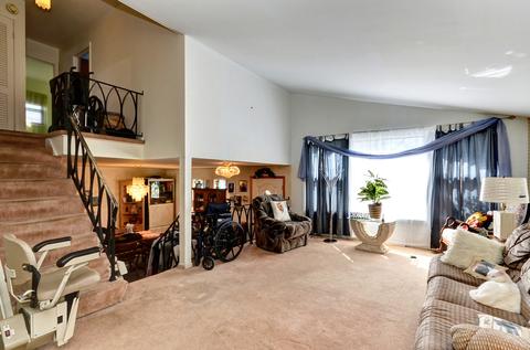 580 Polynesian Dr, Des Plaines, IL 60016 photo 3