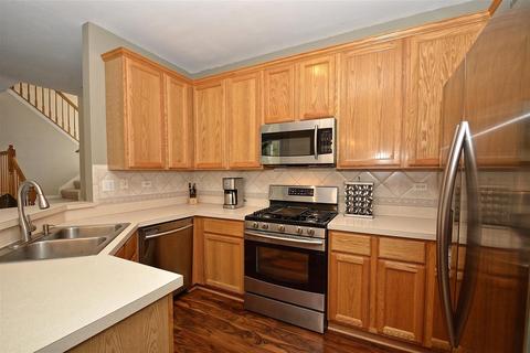 254 Snug Harbor Dr, Willowbrook, IL 60527 photo 3
