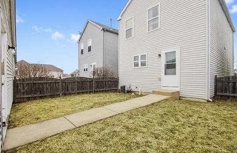 2021 Grayhawk Dr, Aurora, IL 60503 photo 2