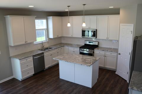708 Edgewater Dr, Minooka, IL 60447 photo 2