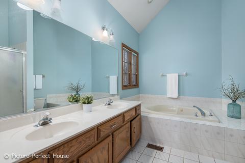 1042 Robbins Ct, Wheaton, IL 60187 photo 17