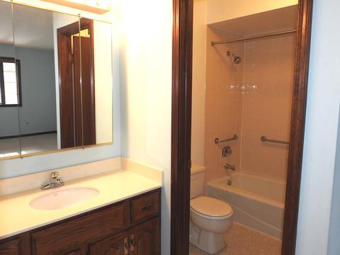 221 Stanhope Dr #C, Willowbrook, IL 60527 photo 11
