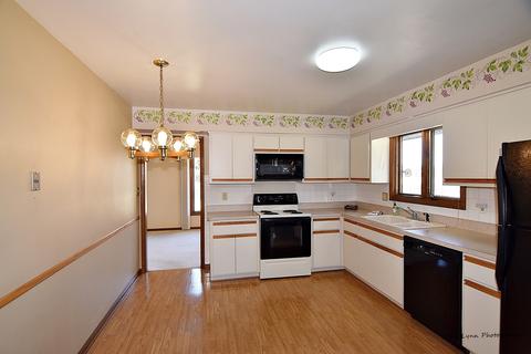 233 Berwick Dr, Aurora, IL 60506 photo 4