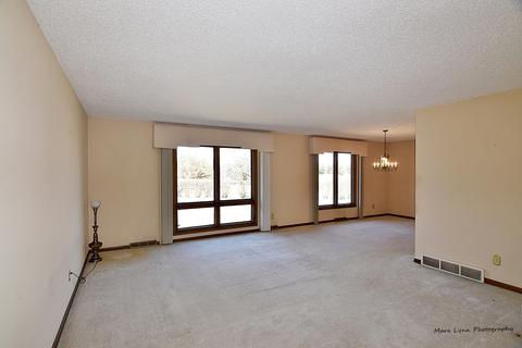 233 Berwick Dr, Aurora, IL 60506 photo 2