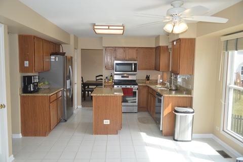 1085 Willoby Ln, Elgin, IL 60120 photo 4