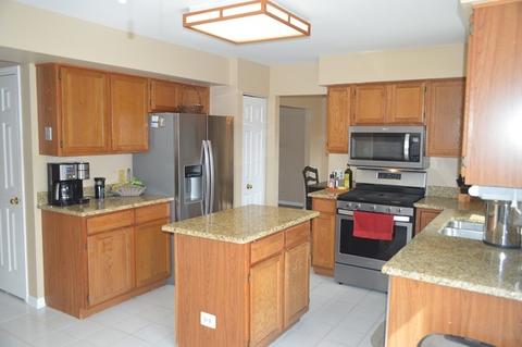 1085 Willoby Ln, Elgin, IL 60120 photo 2