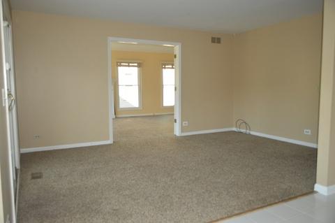 1085 Willoby Ln, Elgin, IL 60120 photo 9