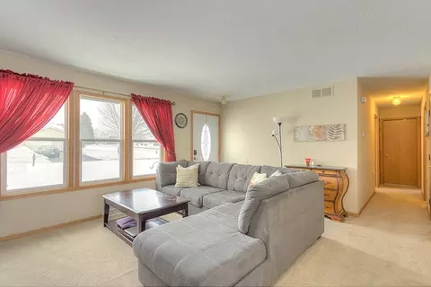 105 Sundance Trl, Capron, IL 61012 photo 3