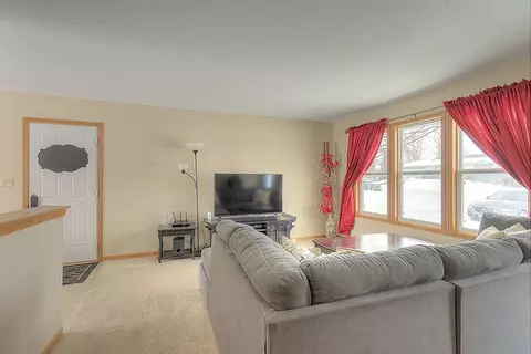 105 Sundance Trl, Capron, IL 61012 photo 2