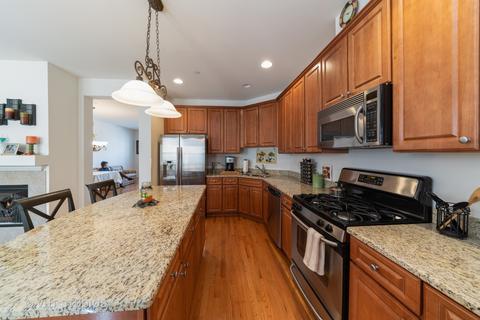 333 Bradbury Ln, Bartlett, IL 60103 photo 4