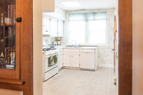 446 S 4th St, Aurora, IL 60505 photo 5