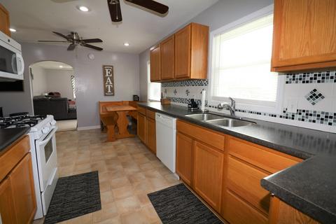 815 E Adams St, Clinton, IL 61727 photo 4