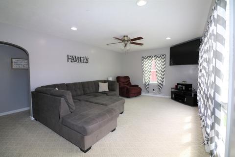 815 E Adams St, Clinton, IL 61727 photo 7