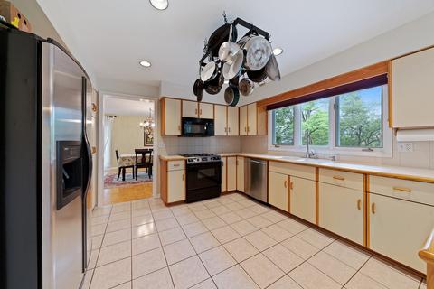 8449 Canterberry Dr, Burr Ridge, IL 60527 photo 4