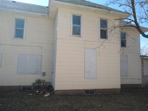 521 Raymond St, Elgin, IL 60120 photo 2