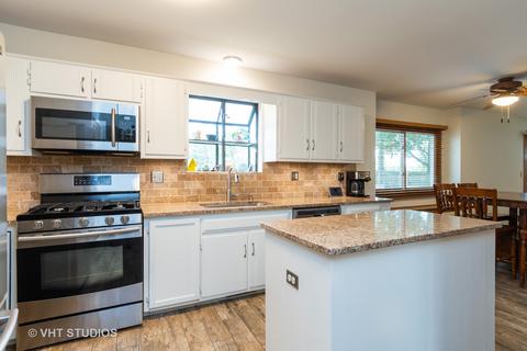400 Regency Ct, Aurora, IL 60504 photo 2