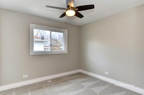 540 Kingman Ln, Hoffman Estates, IL 60169 photo 17