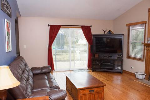 570 Trinity Ter, Elgin, IL 60123 photo 3
