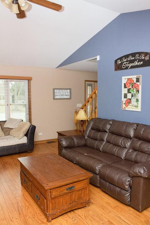 570 Trinity Ter, Elgin, IL 60123 photo 6
