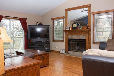 570 Trinity Ter, Elgin, IL 60123 photo 2