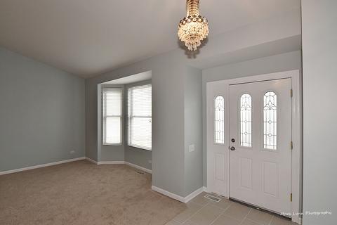 2211 Clipper Ct, Elgin, IL 60123 photo 3