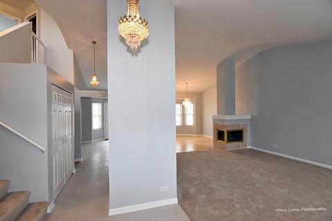 2211 Clipper Ct, Elgin, IL 60123 photo 4