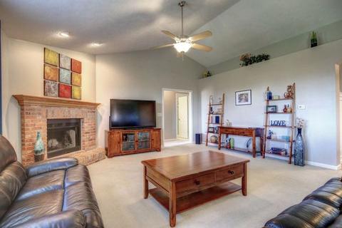 809 Chickory Dr, Champaign, IL 61822 photo 9