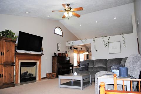 405 Sunset Dr, Colfax, IL 61728 photo 2