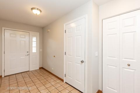 976 Ascot Dr, Elgin, IL 60123 photo 2