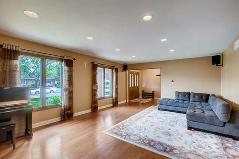 137 Somerset Rd, Willowbrook, IL 60527 photo 3