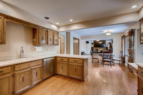 137 Somerset Rd, Willowbrook, IL 60527 photo 9